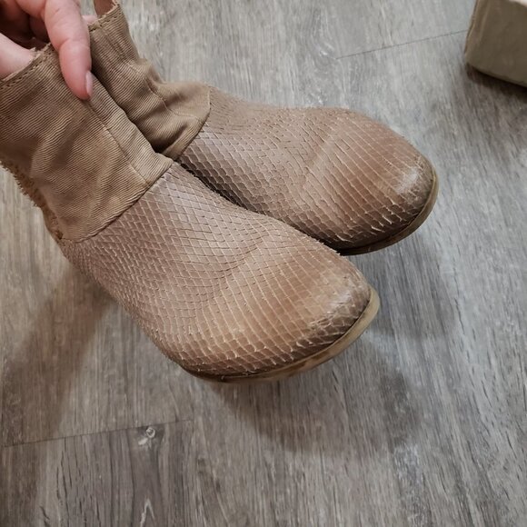 MJUS Textured Genuine Leather Ankle Booties Snake Skin Sz 39 - Picture 6 of 9